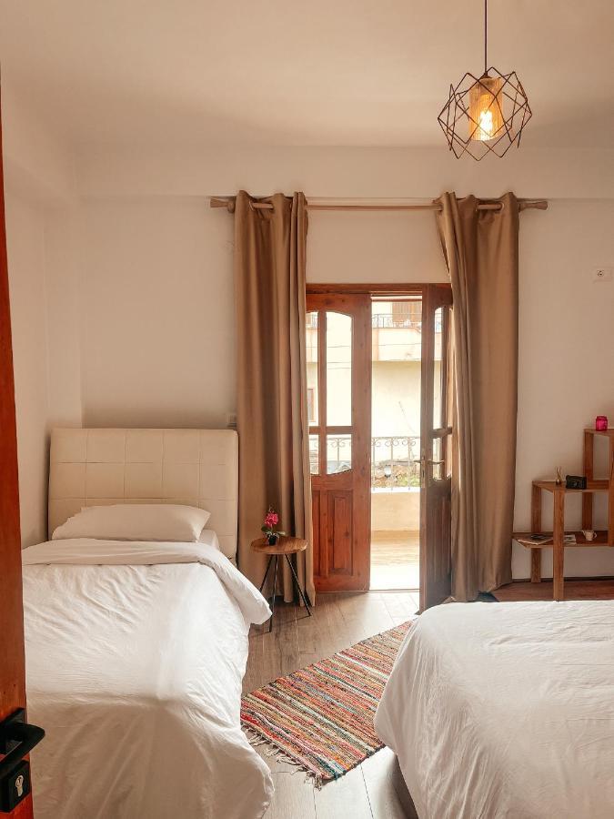 Guesthouse "Shtepia Ime" Përmet エクステリア 写真