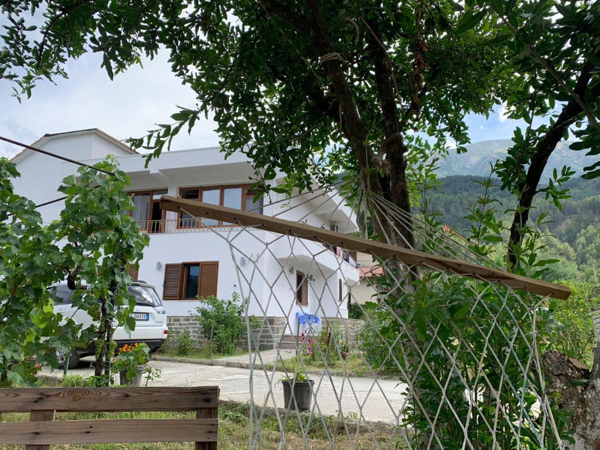 Guesthouse "Shtepia Ime" Përmet エクステリア 写真