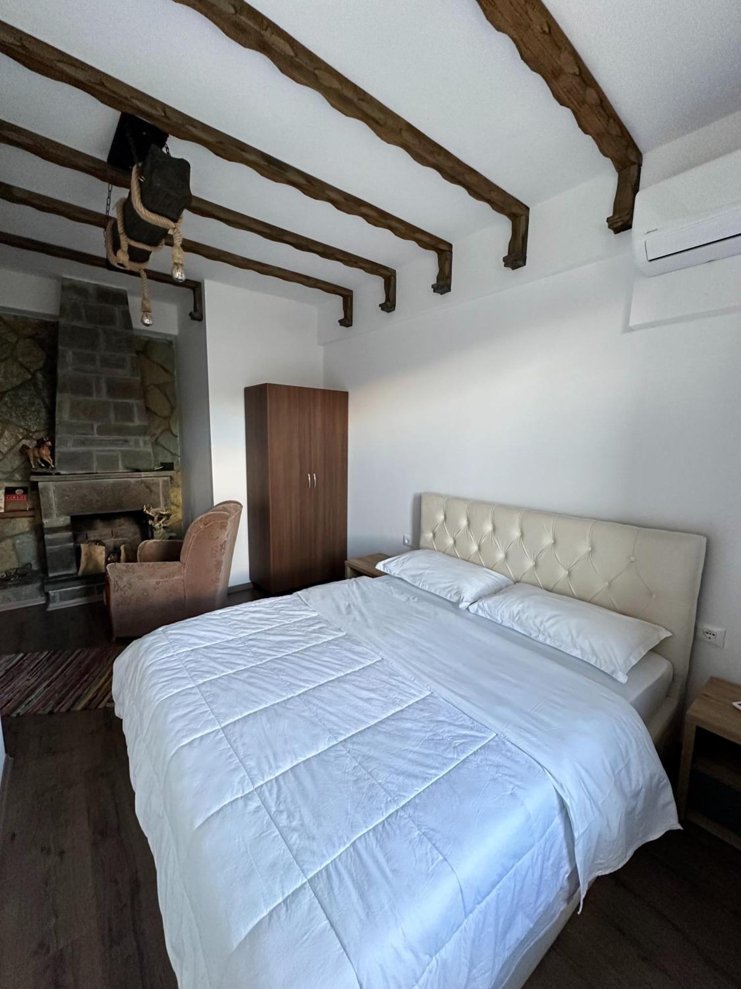 Guesthouse "Shtepia Ime" Përmet エクステリア 写真
